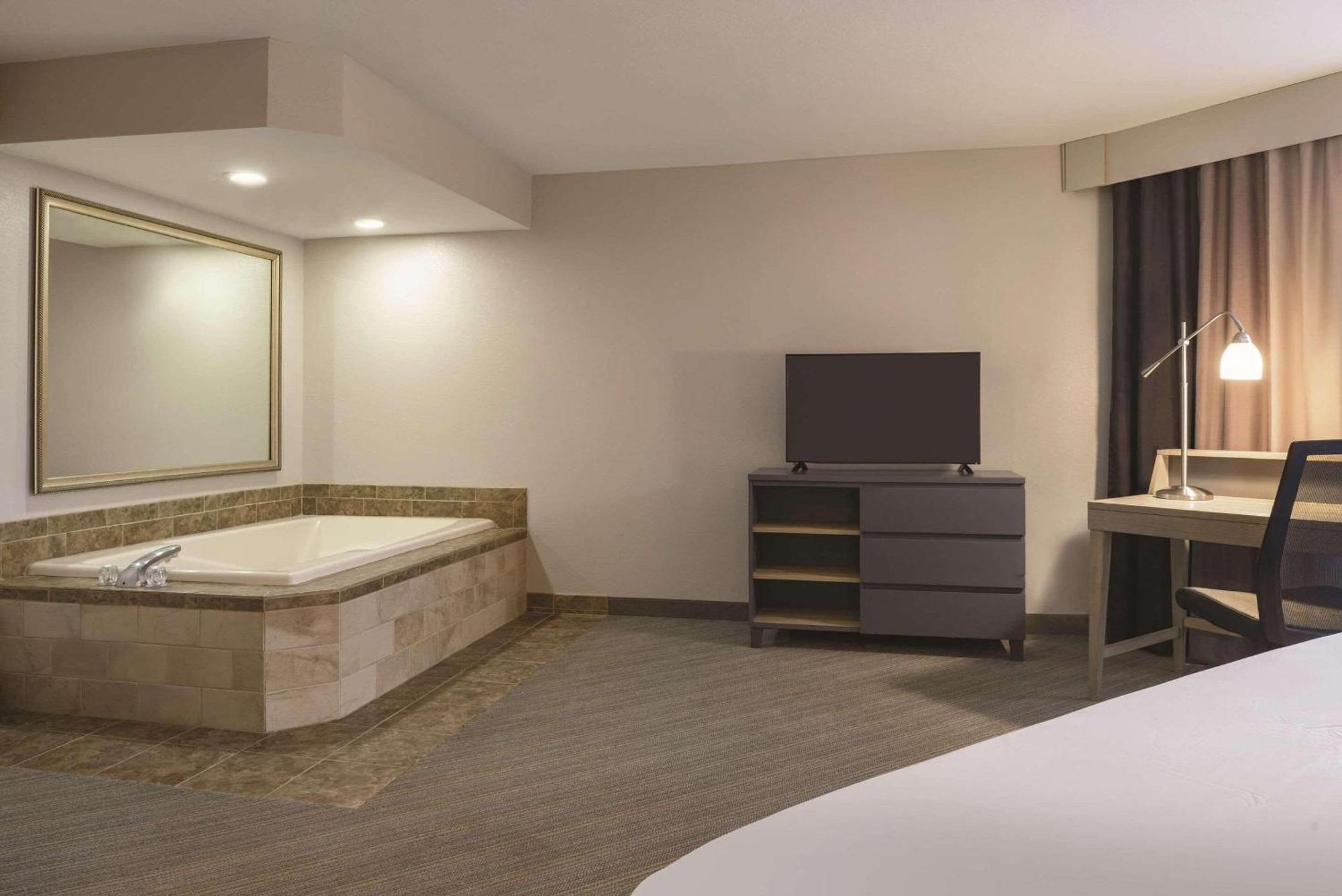 Country Inn & Suites By Radisson, Germantown, Wi Buitenkant foto